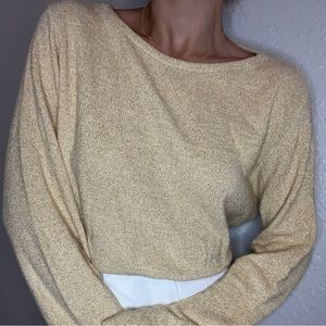 Comfy sweater in lovely yellow color.
Great for cool weather❄️